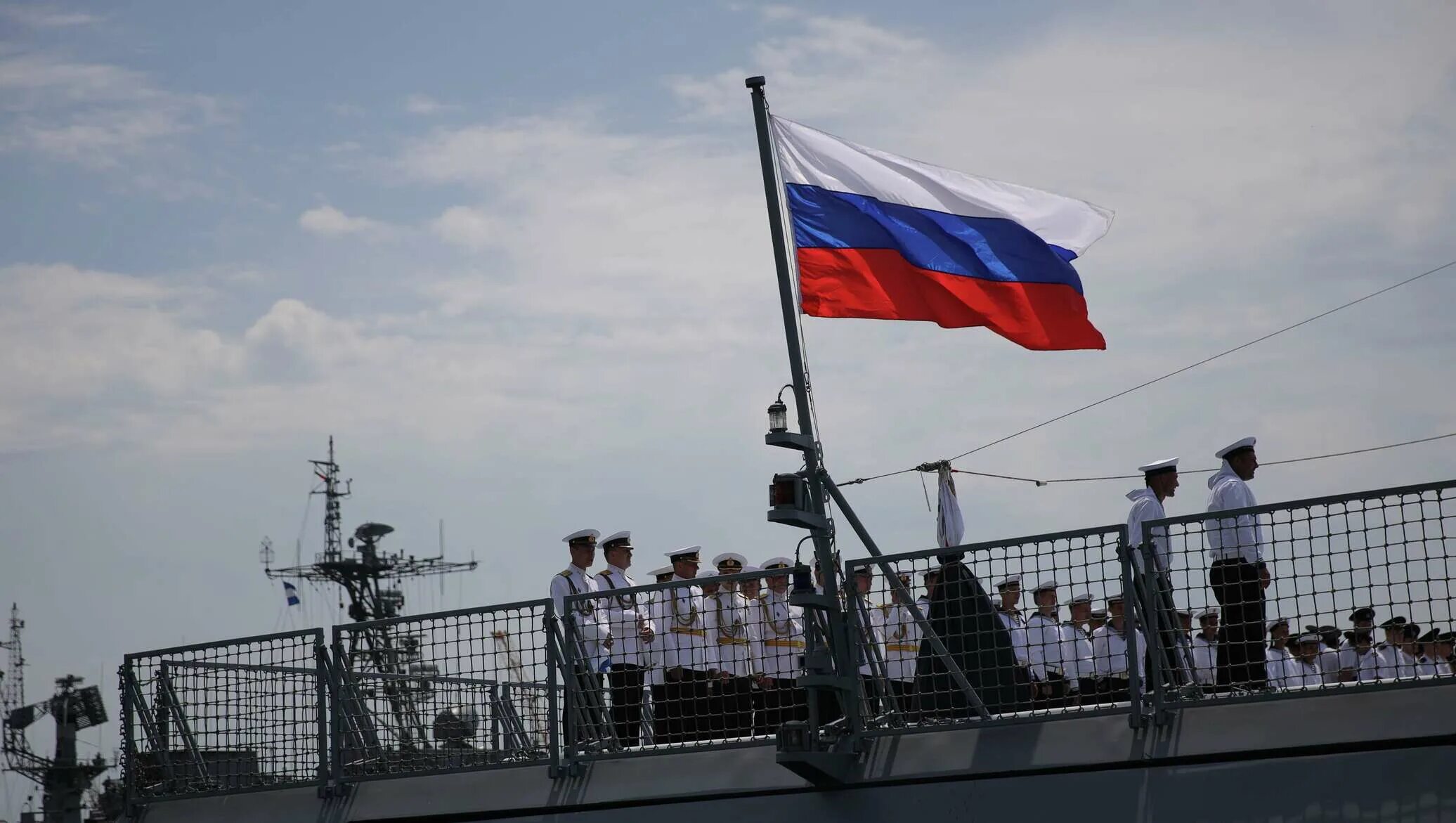 Флаг судов рф. Флаг на корабле. Корабль с российским флагом. Флагшток на корабле. Поднятие флага на корабле.