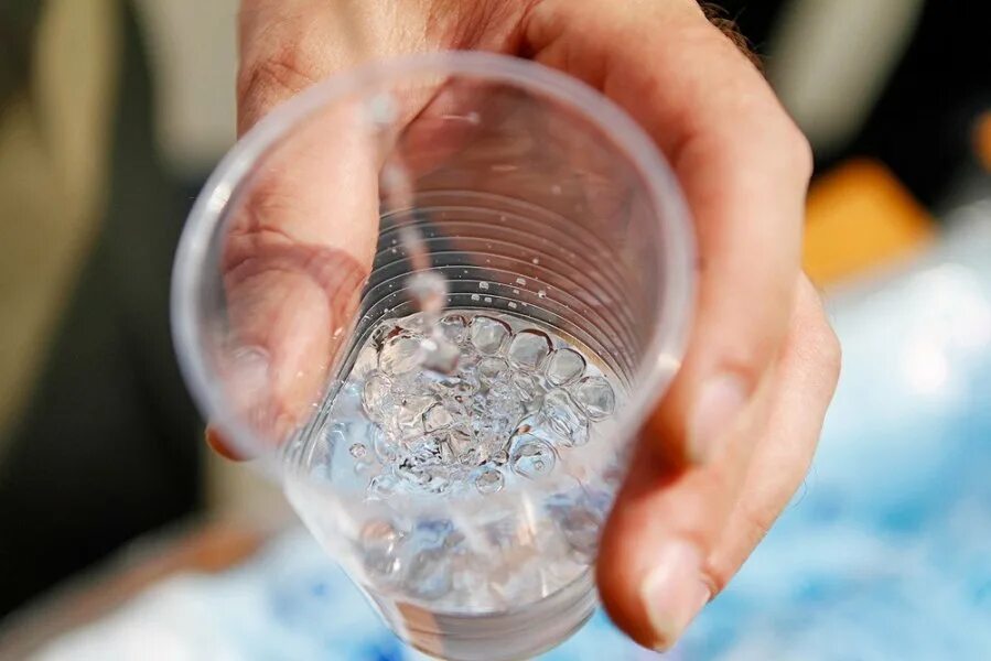 Налейте в пластиковый стакан воды. Святая вода. Стакан для Святой воды. Крещенская вода в стакане. Освященная вода в банке.