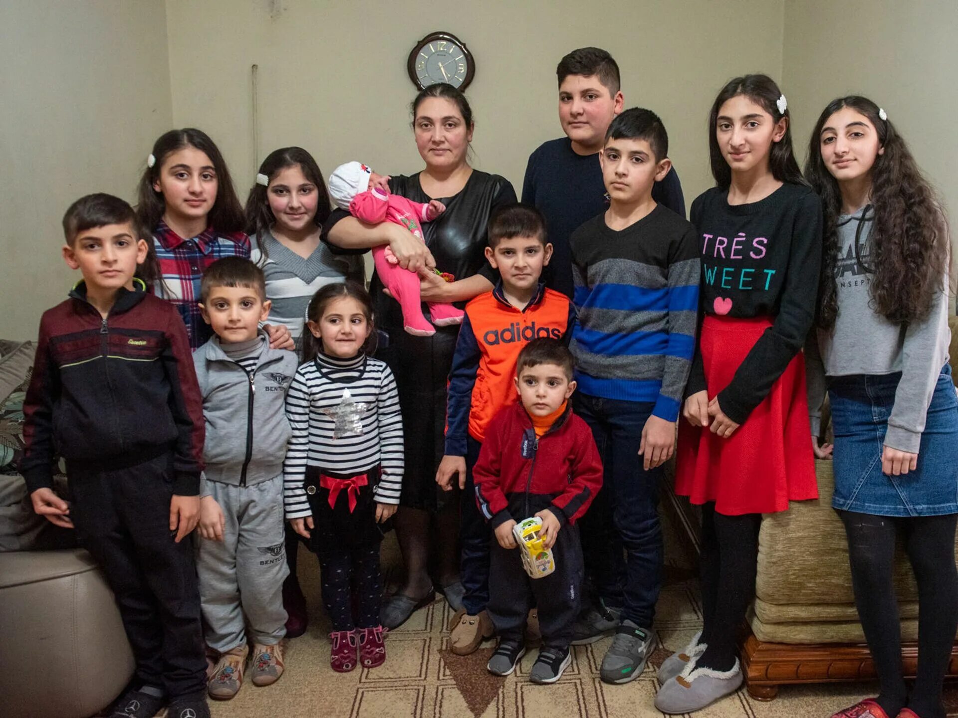 Армяне 7. Армянские дети. Армянский национальный костюм. Национальный костюм армянов. Большая армянская семья.