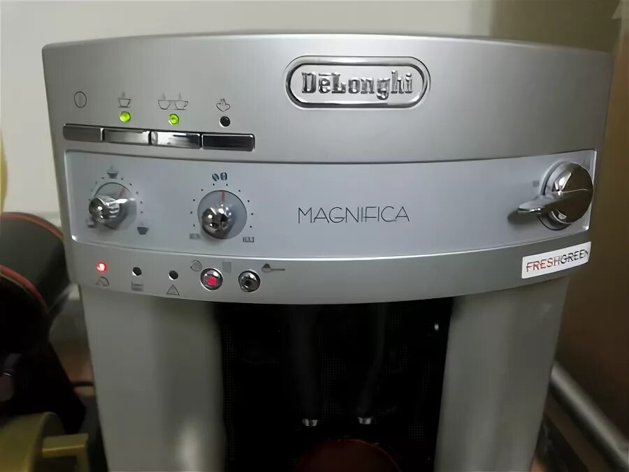 Индикаторы кофемашины Delonghi magnifica. Кофемашина Делонги горит индикатор. Кофемашина Delonghi красный индикатор. Delonghi magnifica горит красная. Magnifica s чистка