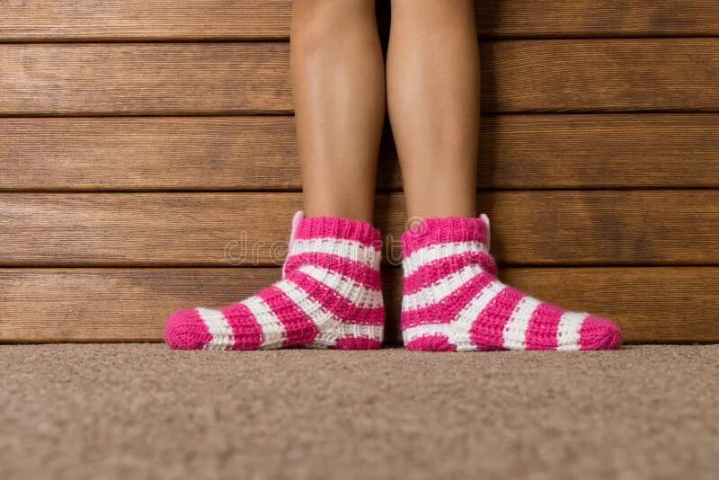 Розово белые носки. Розовые носочки для девочки. Девушка в розовых носках. Ножки в розовых носках. Ножки девушек в носках розовых.