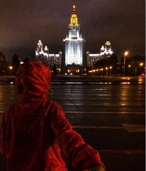 Вечерняя прогулка по Пресне. Москва март вечер. Вечерняя прогулка синонимы. Как подписать фото в Инстаграм прогулка вечером летом по городу. Включи 3 вечера