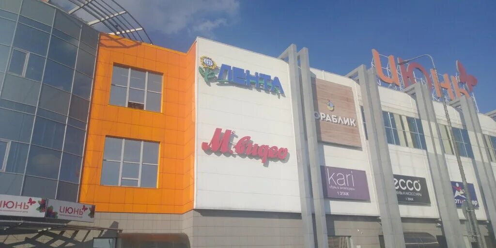 Трц июнь череповец магазины. Торгово развлекательный центр череповец. Тц июнь ночью череповец. Макси на годовикова череповец. Торговый центр июнь череповец.