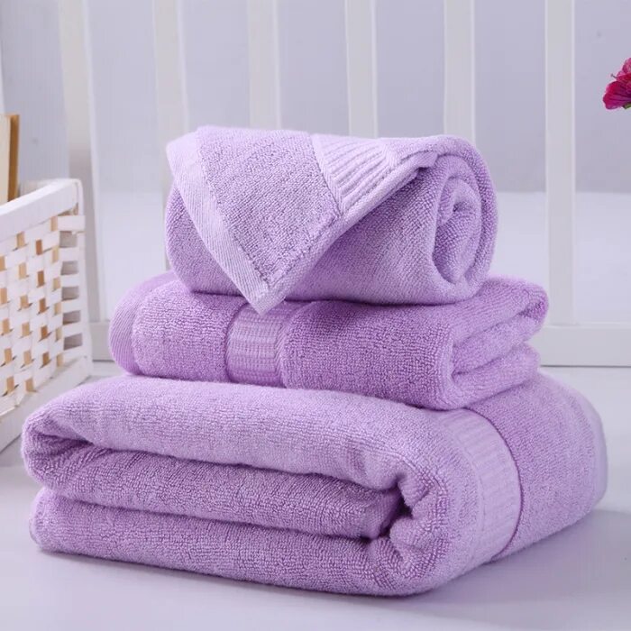 Включи полотенце. Сиреневые полотенца в ванной. Мягкие полотенца. Фиолетовое полотенце. Полотенце сиреневое махровое.