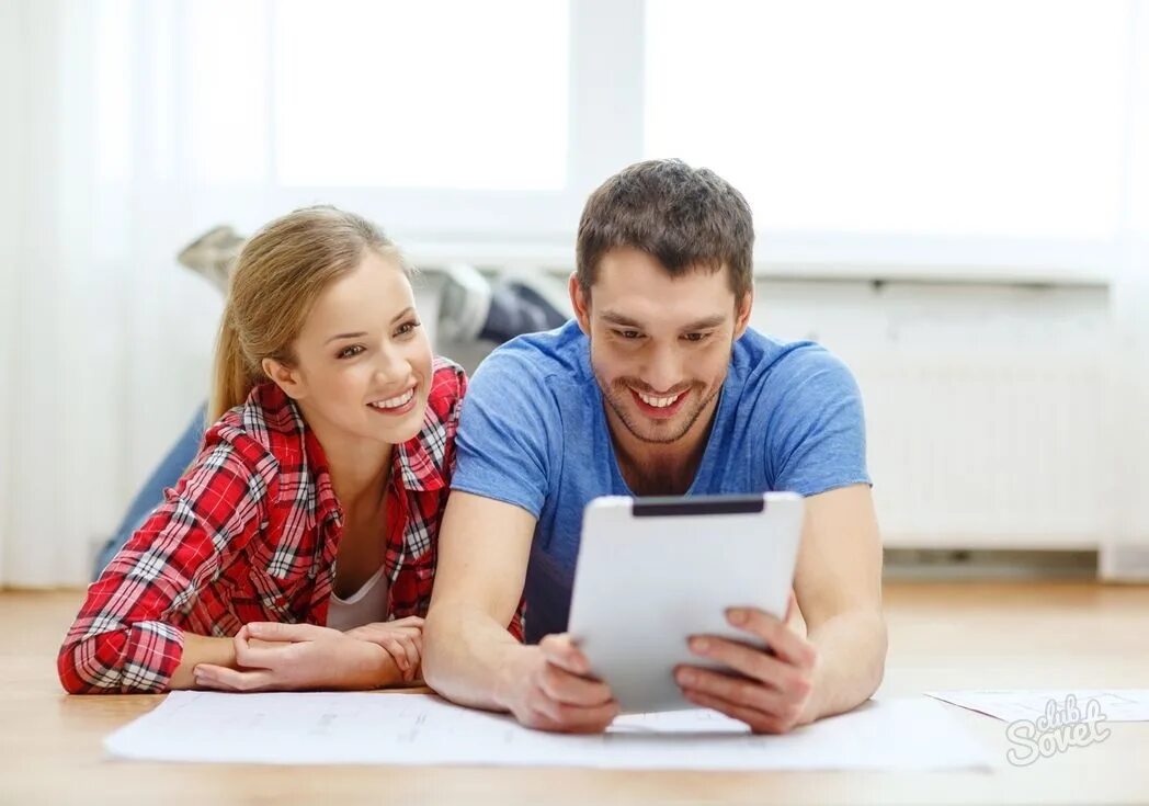 Looking at Tablet. Проявлять интерес английскому. Couple looking at Tablet. Классные встречи на планшет. Мальчик проявляет интерес к мальчику