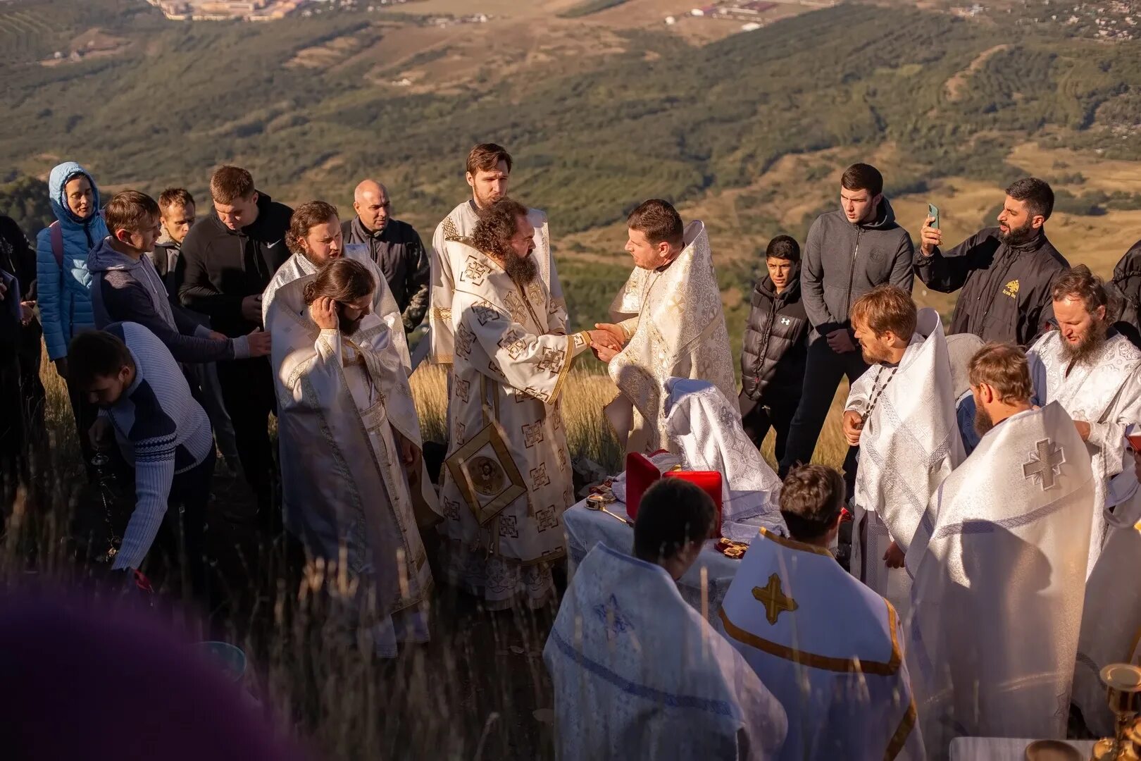 Христианство крещение. Крещение руси 988. Крестит землю. Симоне, энрике иисус христос. Крестит землю.