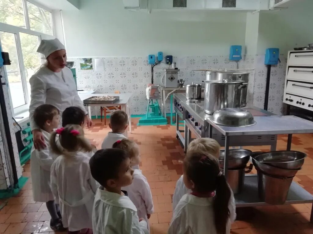 Экскурсия в столовую детский сад. Экскурсия на кухню в детском саду. Экскурсия на кухню в доу. Экскурсия на кухню в детском саду средняя группа. Экскурсия на кухню детского сада.