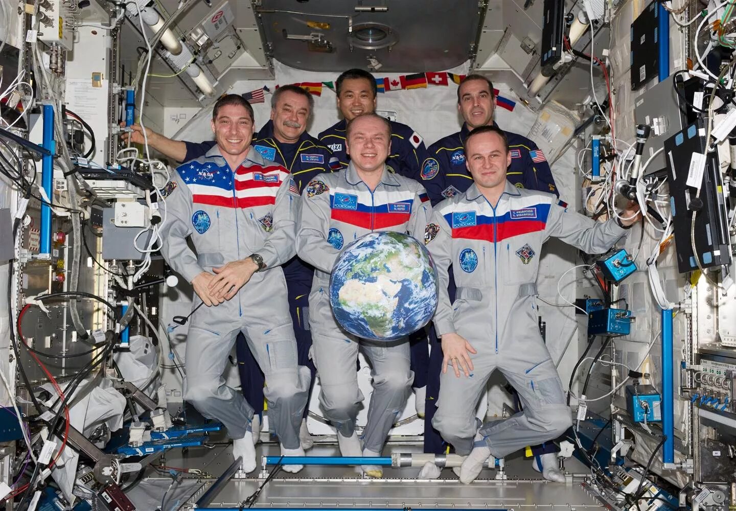 Какие космонавты находится космосе. Космонавты на мкс. российские космонавты на мкс. современная космонавтика. космонавт на орбите.