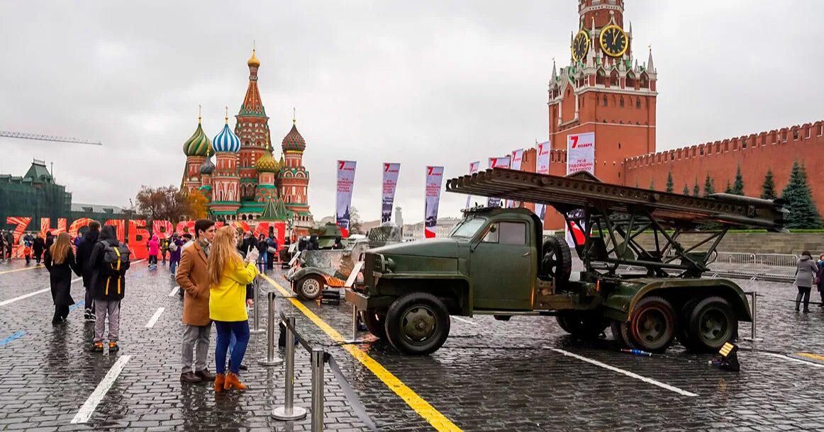 Какое мероприятие было в москве 1941 года. Парад на красной площади. парад на площади. красная площадь москва парад. военная техника в москве на красной площади.