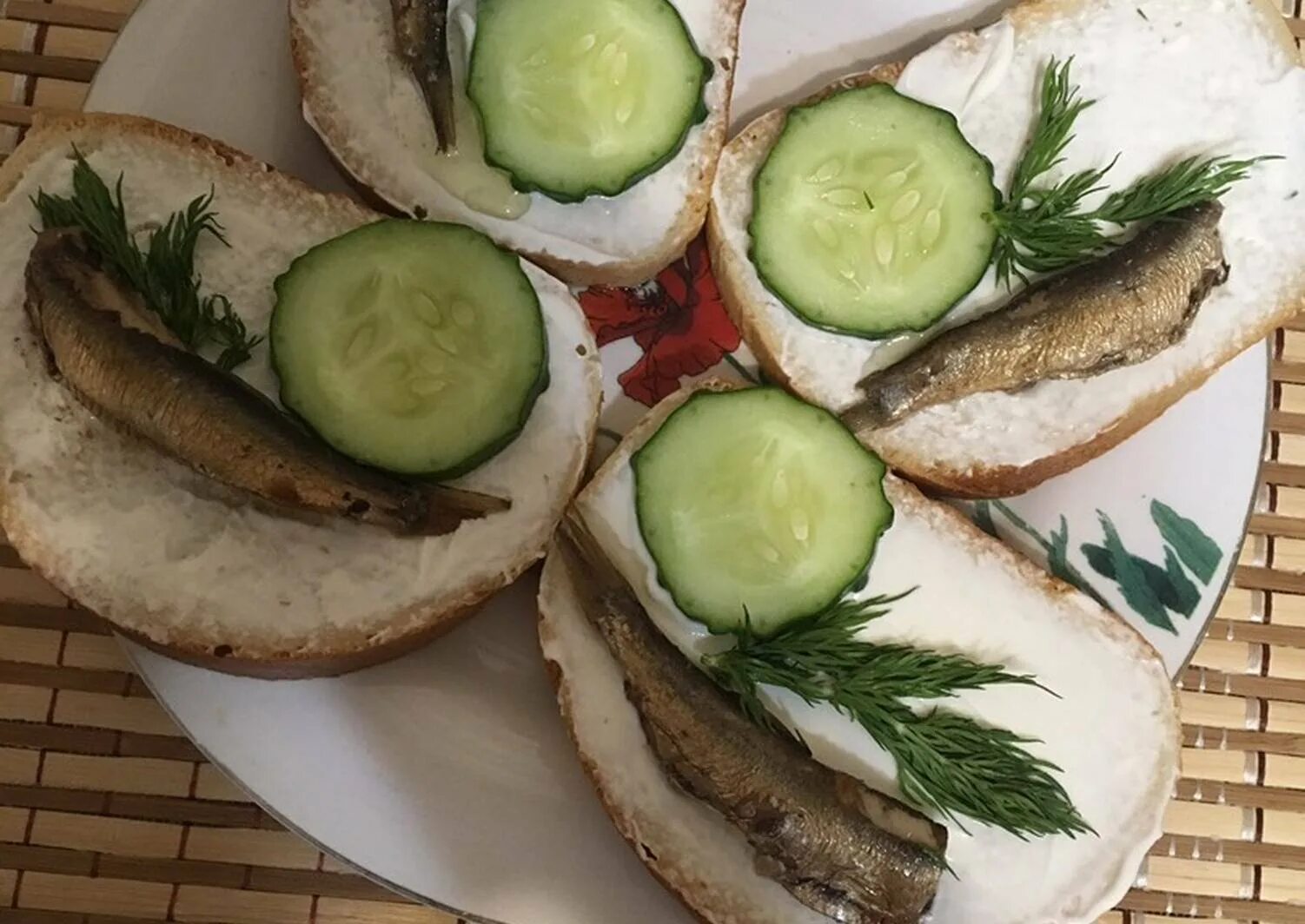 Бутерброды со шпротами, солёным огурцом и яйцами: 6 фото в рецепте