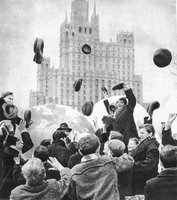 История 12 апреля 1961. Ликование народа полет Гагарина. Встреча Гагарина на красной площади. Народ ликует 12 апреля 1961. Первый полет в космос ликование людей.