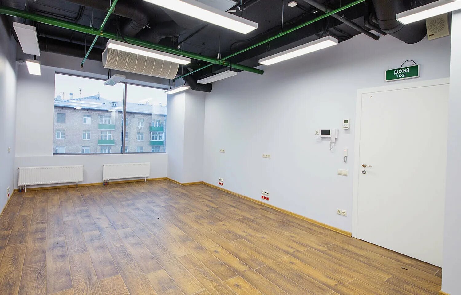 отделка офисных помещений. помещение с белыми стенами. помещение в цокольном этаже. отделка коммерческих помещений. отделка коммерческих помещений.