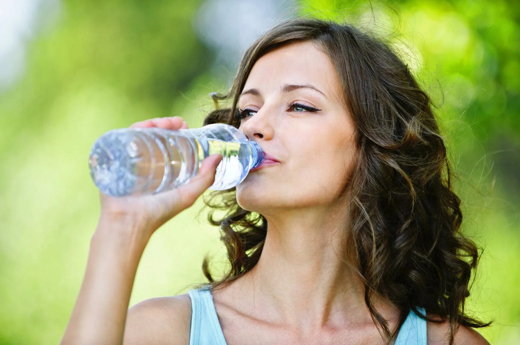Питье воды. Пить воду. Женщина пьет воду. Человек пьет воду. Человек пьющий воду.