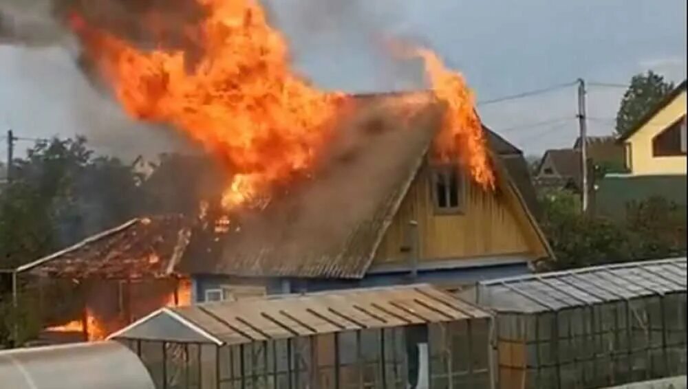 Пожар в володарском районе брянска. Огонь на даче. пожар в погаре пограничники.