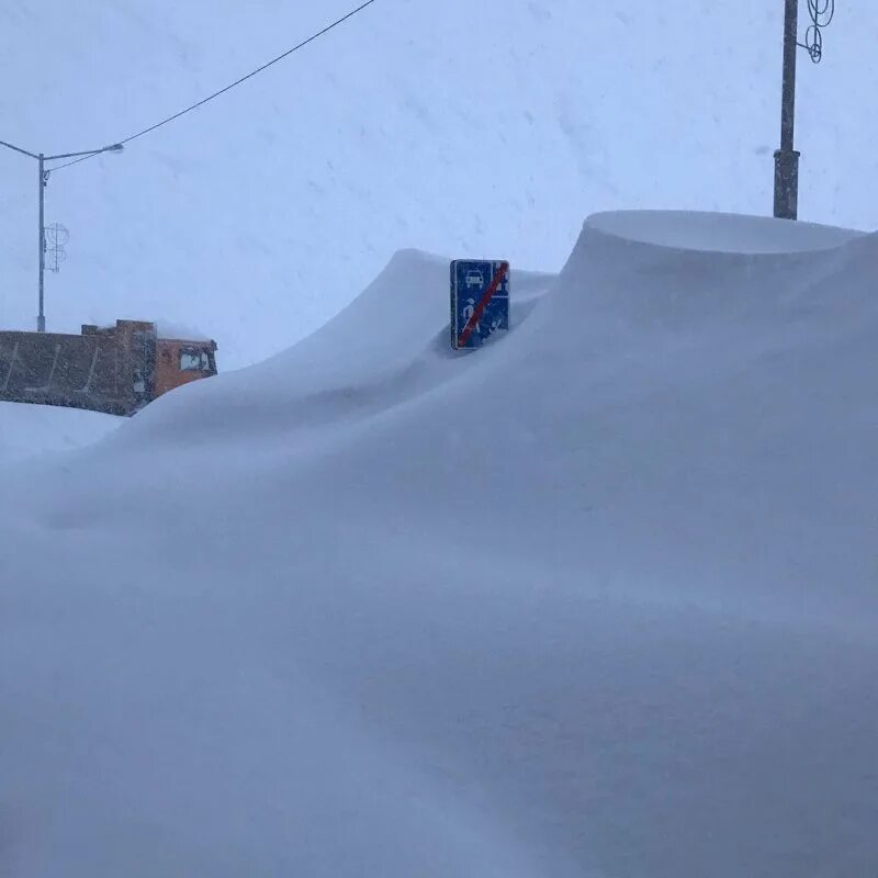 Из снежных сугробов число. Сугробы в Норильске 2020. Норильск завалило снегом 2020. Норильск 2020 снег. Снег в Норильске 2021.