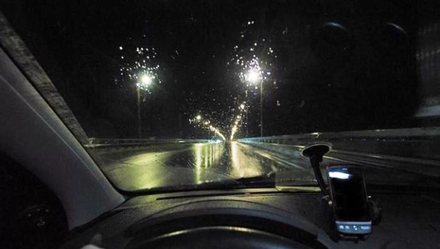 Хорошо в машине в дождь. Машина ночью на дороге. Вид из машины ночью. Вид из машины на дорогу ночью. Ночь машина дорога дождь.