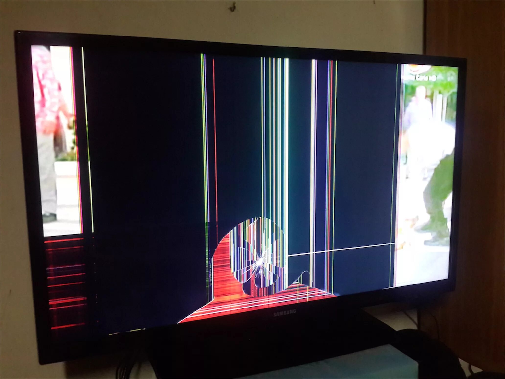 Сломанный телевизор. Разбитый плазменный телевизор. ЖК телевизор разбитый экран. Экран плазменного телевизора.
