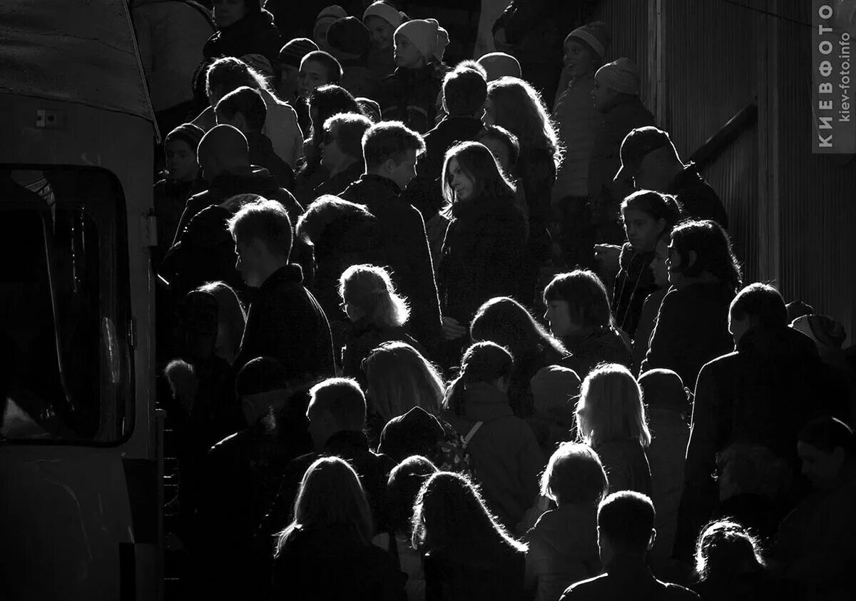 С которой читается разом целой толпе. Одинокий человек в толпе. толпа людей черно белая. встреча в толпе. толпа людей чб.