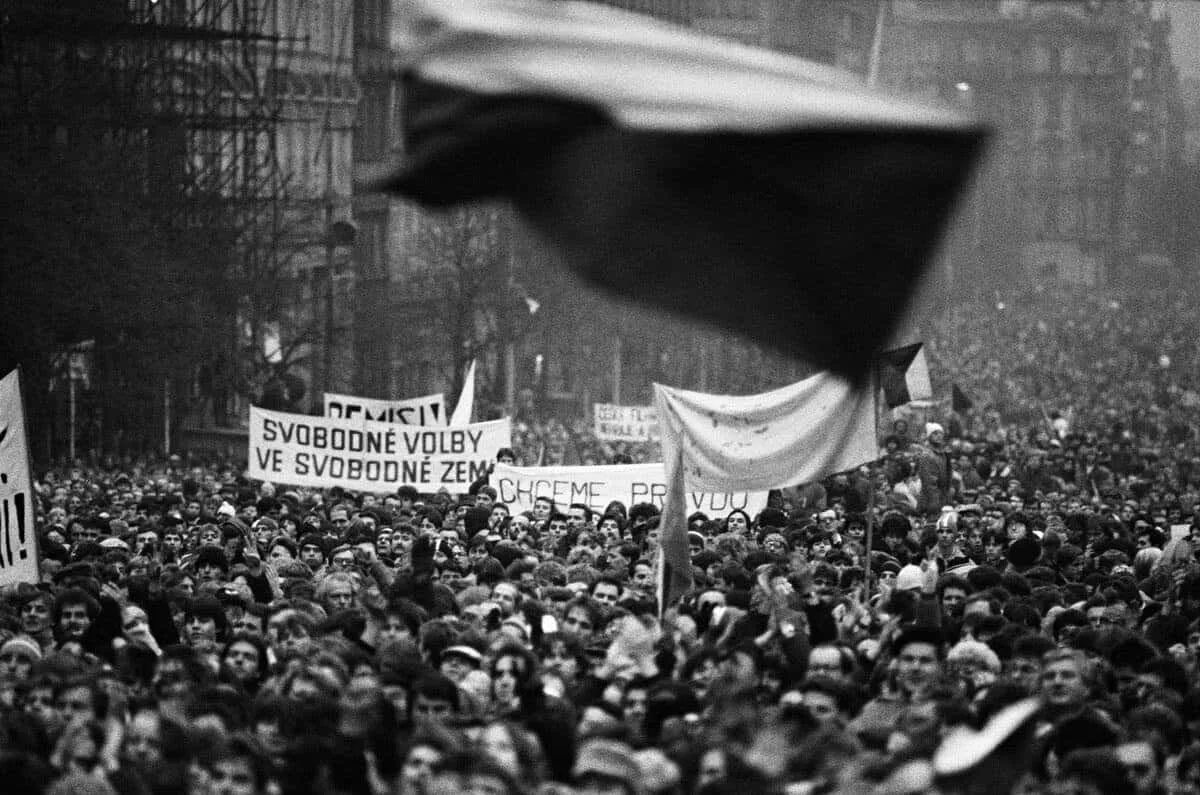 Реформистское брожение в чехословакии началось в 1987. Революция в Чехословакии 1989. Бархатная революция в Чехословакии. Бархатная революция 17 ноября в Чехословакии. Бархатные революции 1989.