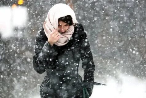 В солнечную погоду снег кажется
