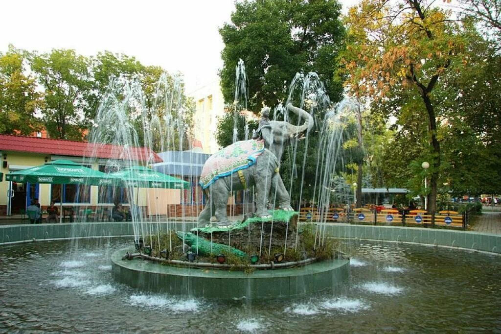 Сухой фонтан «компас» краснодар. Чем можно заняться в краснодаре. Чем можно заняться в краснодаре. Памятник на солнечном острове краснодар. Парк зарядье фонтаны.