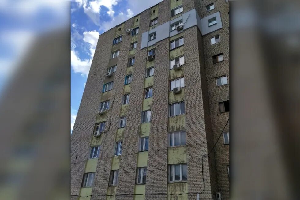 Маркса 104 обнинск девочка упала с седьмого этажа. Девушка на балконе. Воронеж девочка выпала из окна. Спасение ребенка из окна. Балконы девятиэтажек.