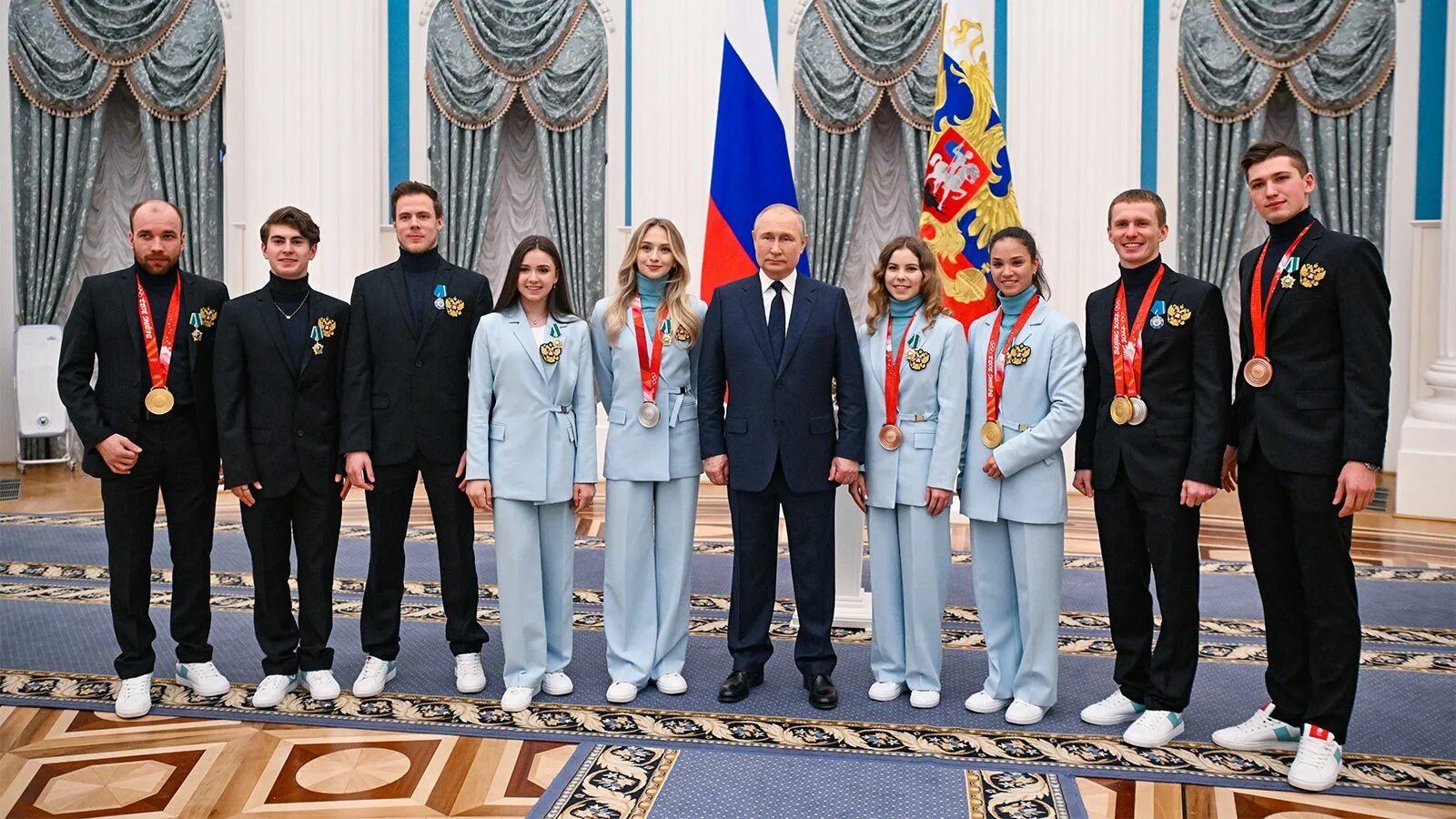 Украшение которое вручалось олимпийскому чемпиону. Чествовании олимпийских призёров 2022 в кремле. Награждение олимпийских чемпионов 2021 в кремле. Большунов с тремя медалями. Украшение которое вручалось олимпийскому чемпиону.