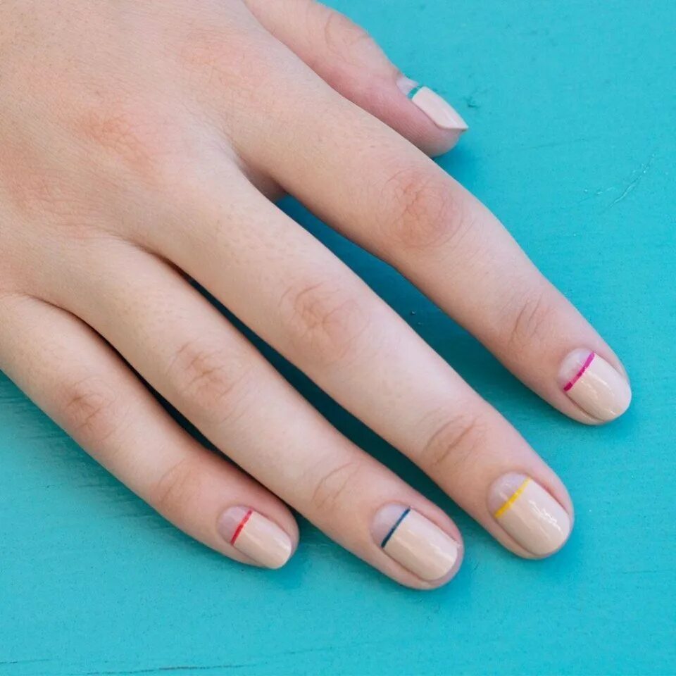 Ногти снизу. Ногти маленькие. Ногти маленькие красивые. Незаметный маникюр на коротких ногтях. Дизайн маленьких ногтей.