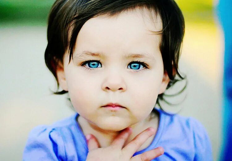 Голубоглазые родственники. Черноволосый ребенок. Дети с голубыми глазами. Дети с синими глазами. Дети с красивыми глазами.