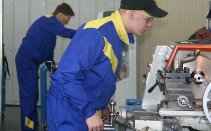 Токарь фото. Токарь. Бланк "удостоверение". Повышение разряда токаря. Токарь зарплата.