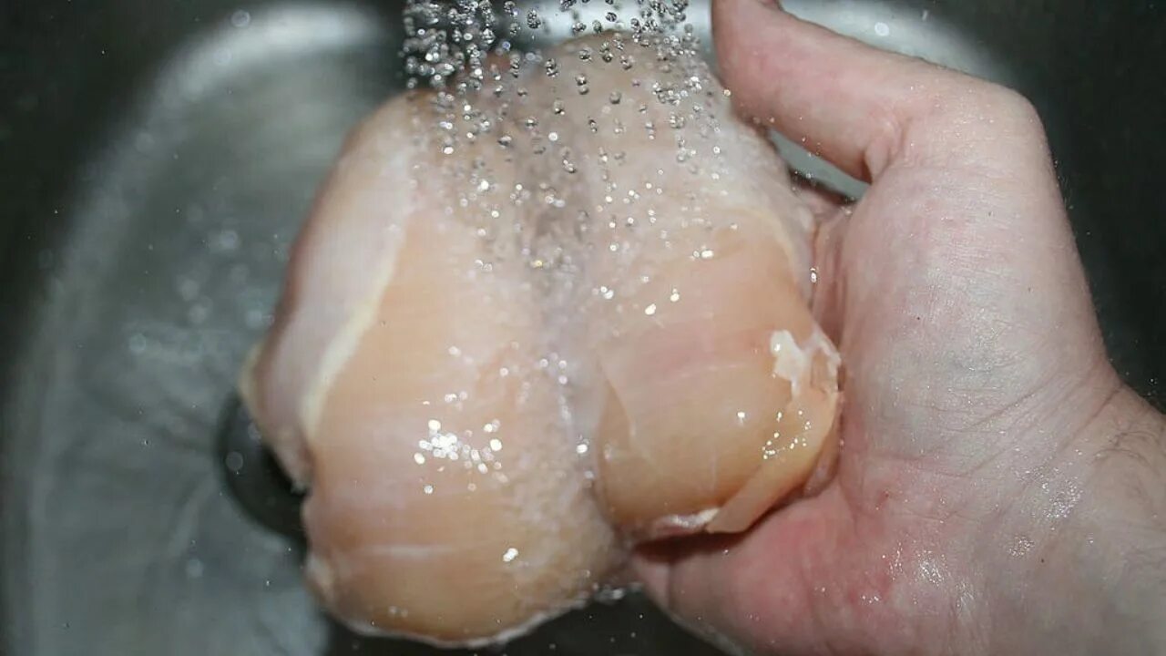 Мойка куриного филе. Куриное филе промывают зачищают.