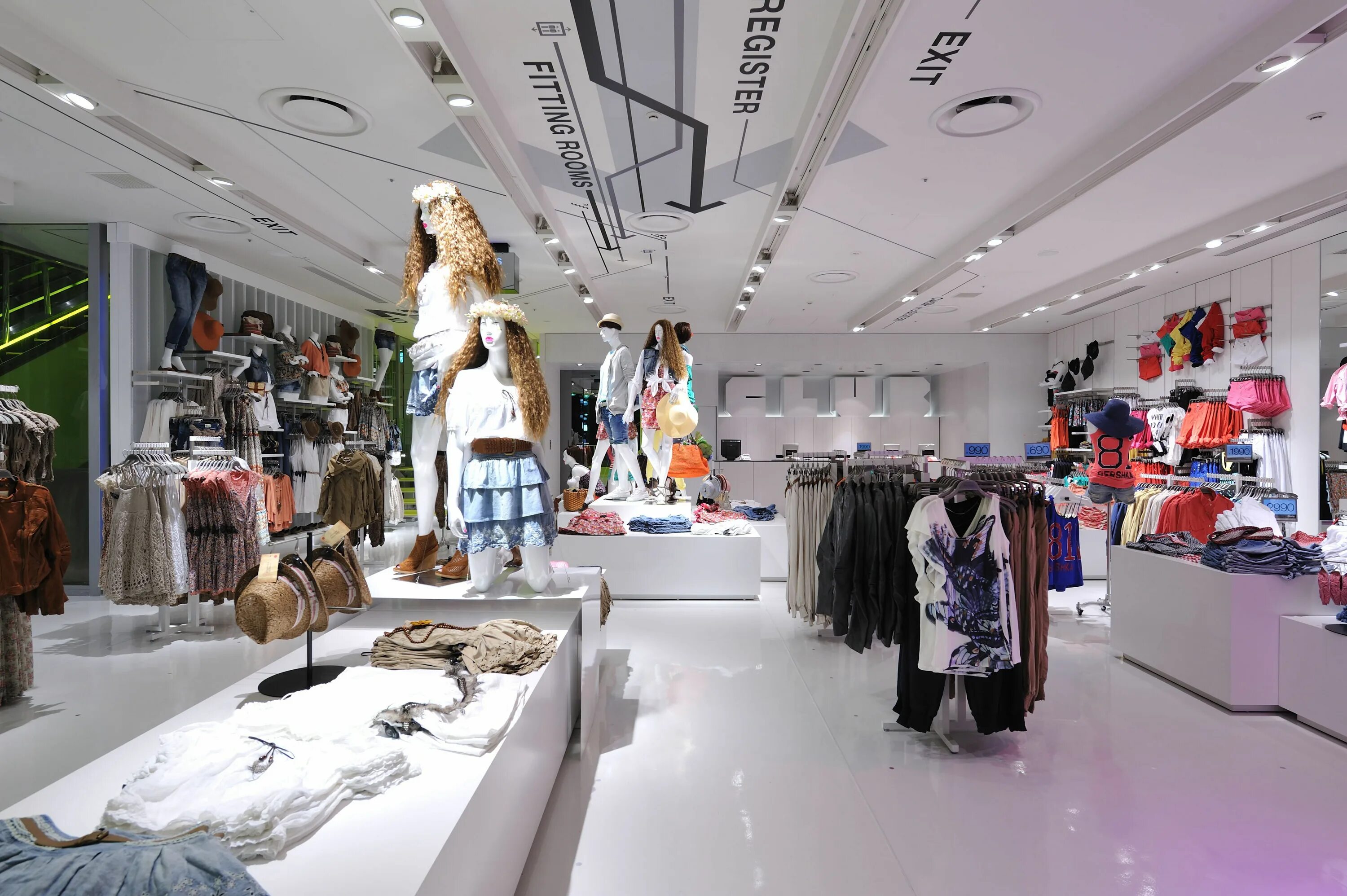 Одежда из бершки. Бершка фото. Футболка bt21 bershka. Бершка витрина. Бершка польша.
