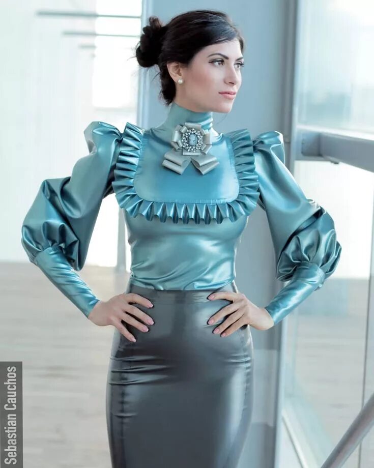 Латексный деловой костюм. Латексное платье для госпожи. Строгая учительница в латексе. Женщины в латексе в офисе. Латексный костюм секретарши.