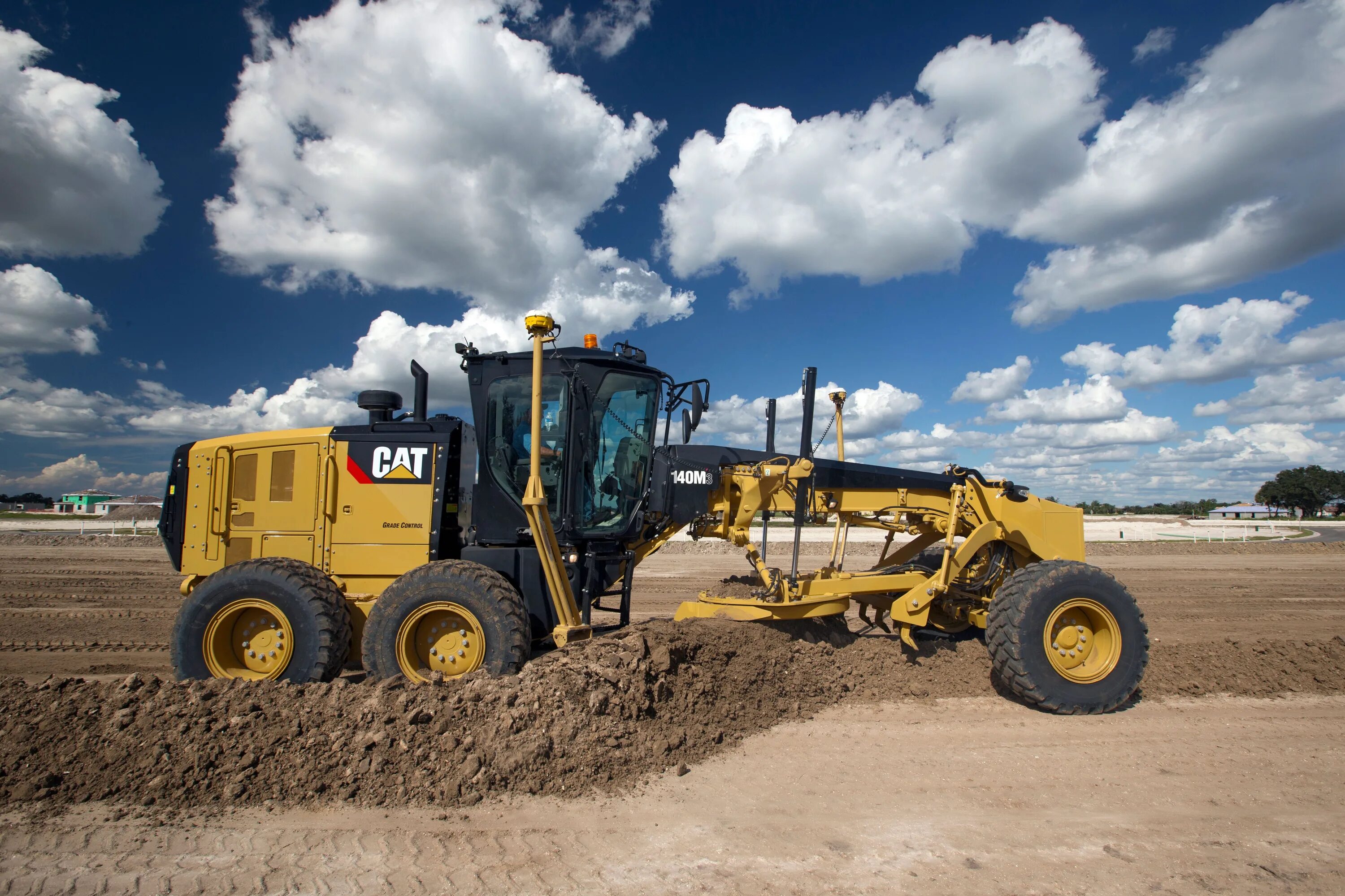 Работа автогрейдер вакансии. Грейдер John Deere. Грейдер Катерпиллер. Caterpillar 120m. Caterpillar 140gc.