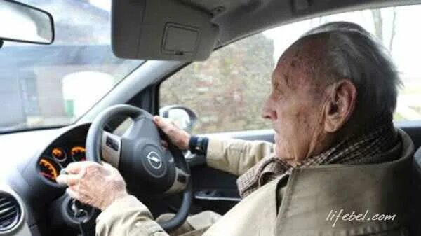 Глухонемые могут водить. Глухие водят авто. Фото стареющего водителя.