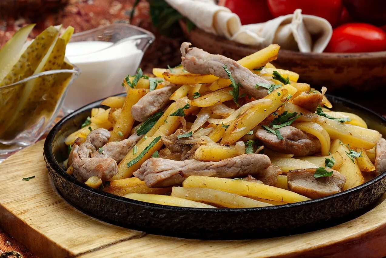 Жаркое мясо грибы картошка. Жареная картошка с мясом. жареная картошка с грибами. жареная корюшка с грибами. картофель жареный с мясом.