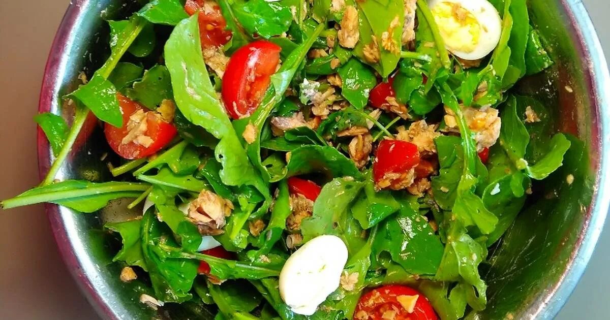 Салаты с руколой рецепты с фото простые. Салат из руккола. салаты с рукколой простые и вкусные. салат микс с рукколой. легкий салат с руколой.