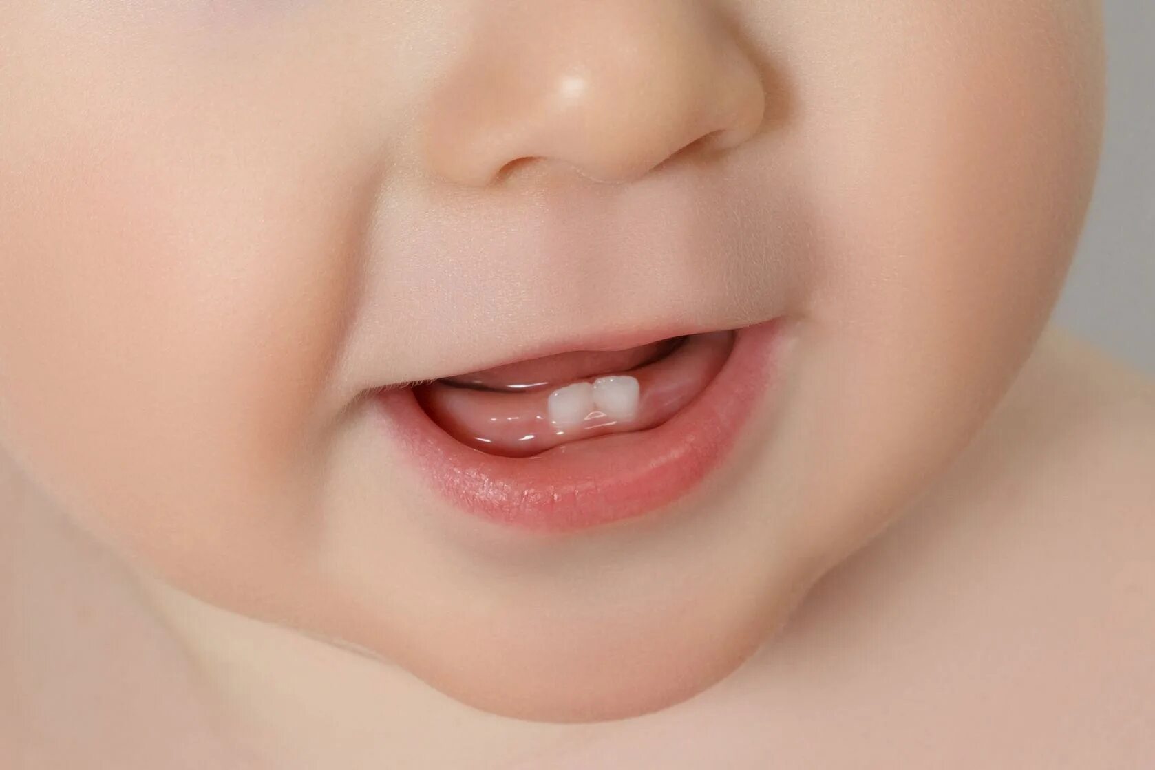 Первые зубы возраст. Прорезывание зубов у грудничков.