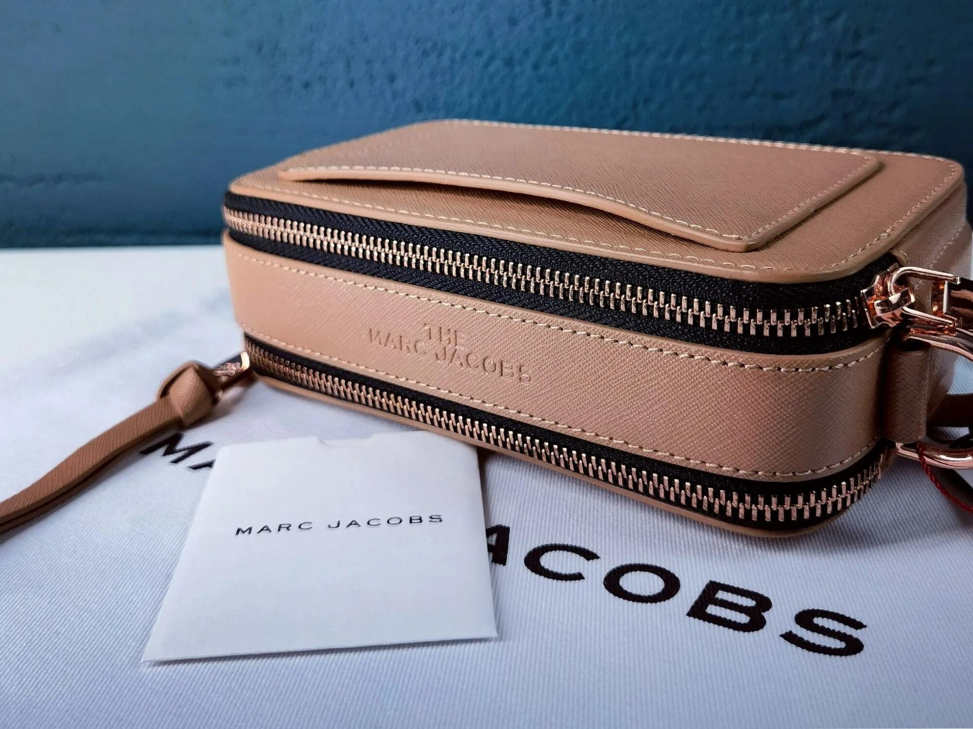 Как отличить marc jacobs оригинал. Marc jacobs сумка кросс боди оригинал. marc jacobs сумка через плечо. сумка marc jacobs оригинал белая.