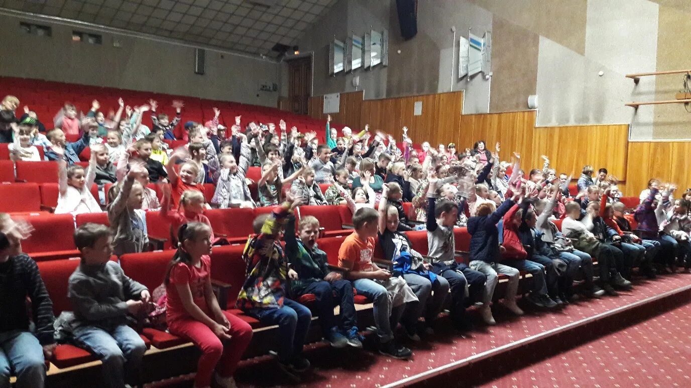 Лыткарино центр города. Доме культуры «центр молодёжи». Дк луч лыткарино зал. Дк центр молодежи луч лыткарино. Дом культуры луч лыткарино.