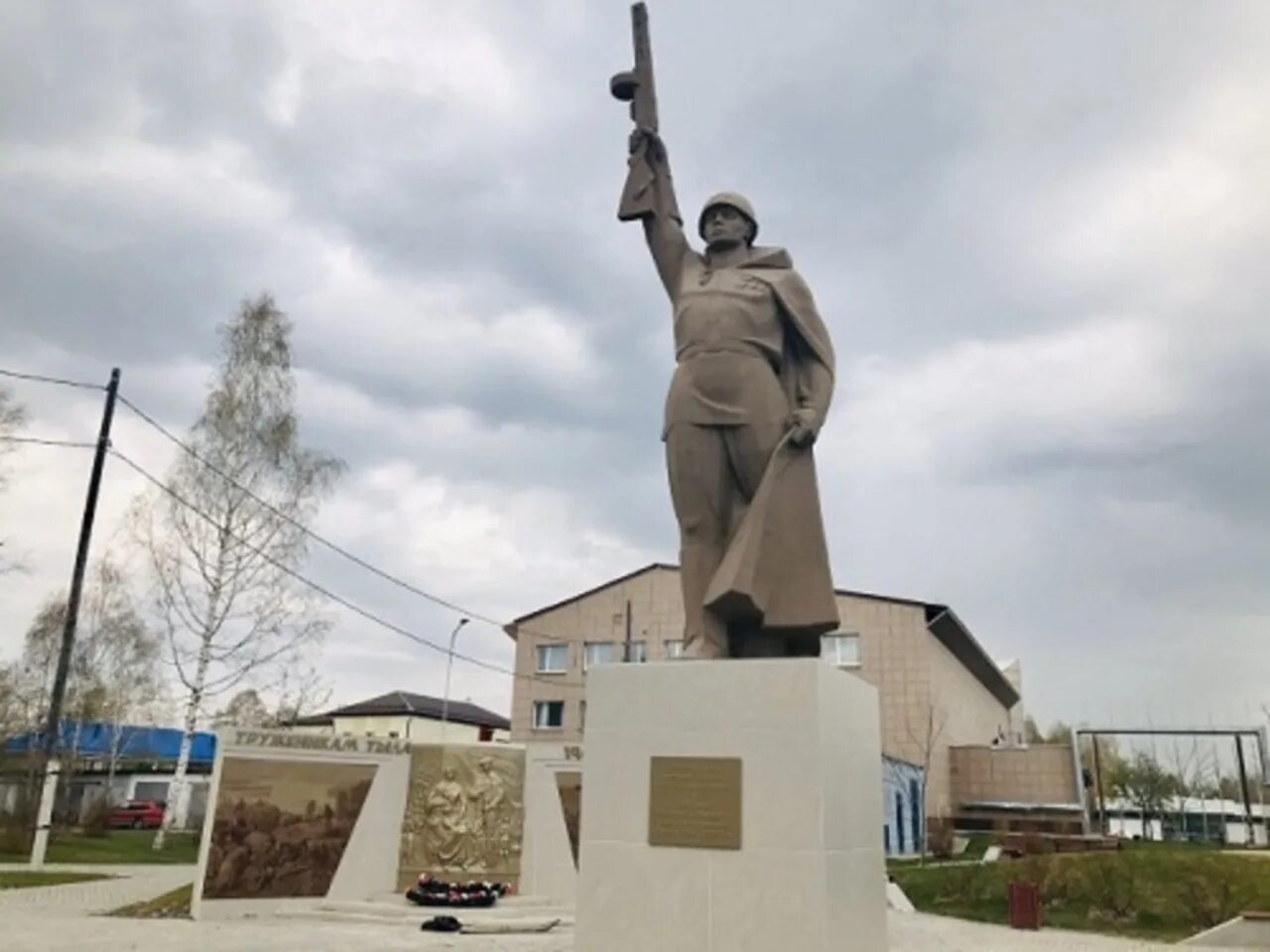 Памятники п. Боровский Тюменский район. Поселок Боровский парк памятник воину-освободителю. Боровский памятник. П Боровский Тюменского района Тюменской области. П боровский тюменский район