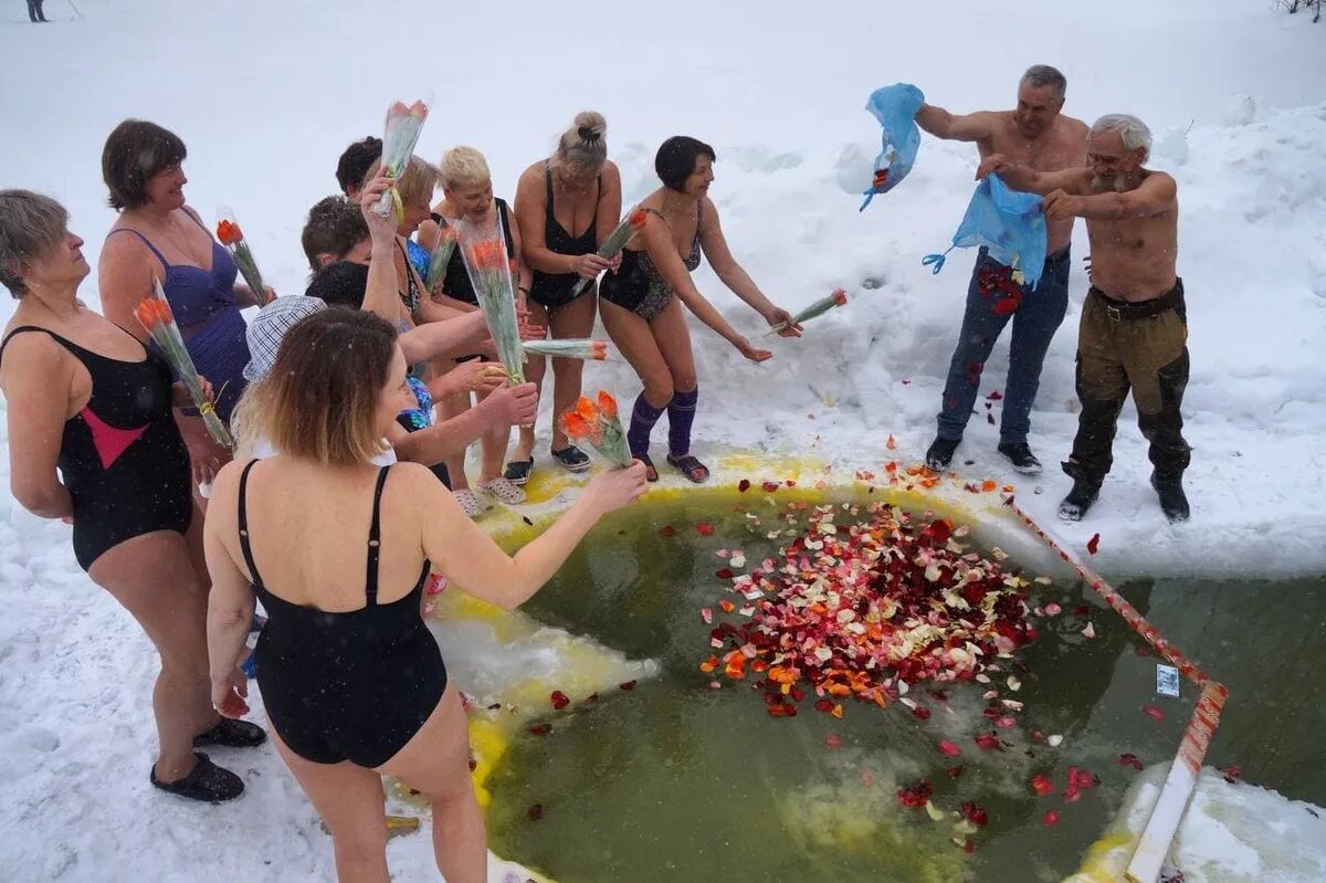 Купание марты. Прорубь в виде сердца. Морж в проруби.