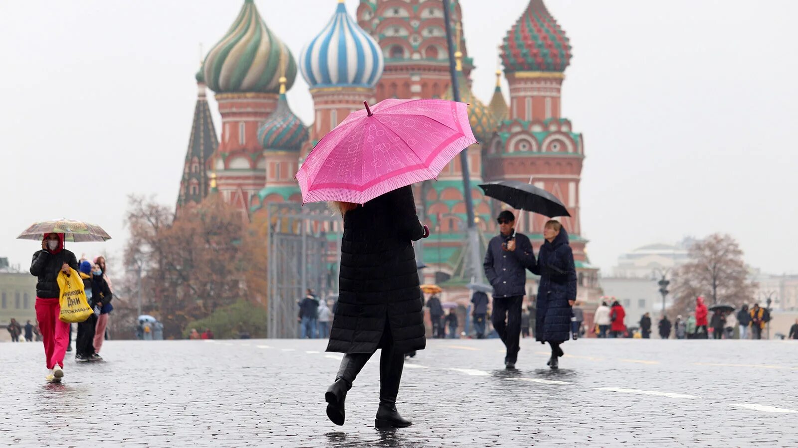 Какое лето ожидается в москве. Дождливый день в Москве. Дождь в Москве. Сильнейший дождь в Москве. Москва в ливень красная площадь.