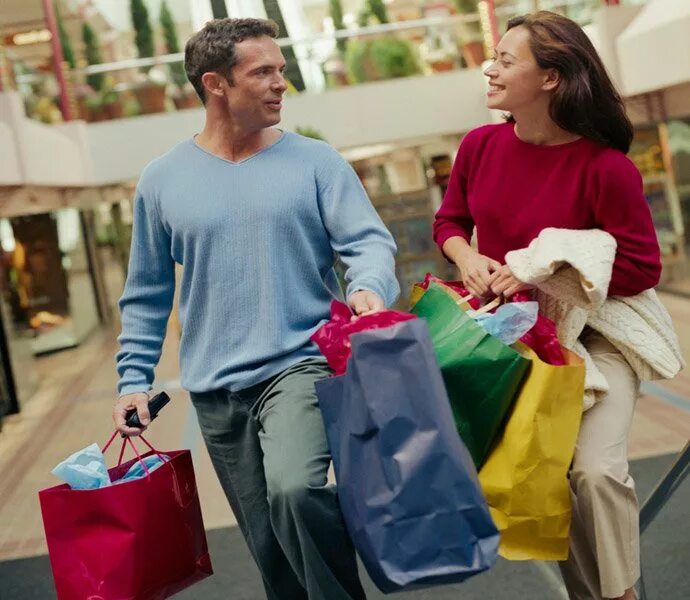 Мужчина помогает жить. Мужчина шоппинг. Мужчина и женщина с пакетами. Покупатель мужчина. Мужчина и женщина на шопинге.