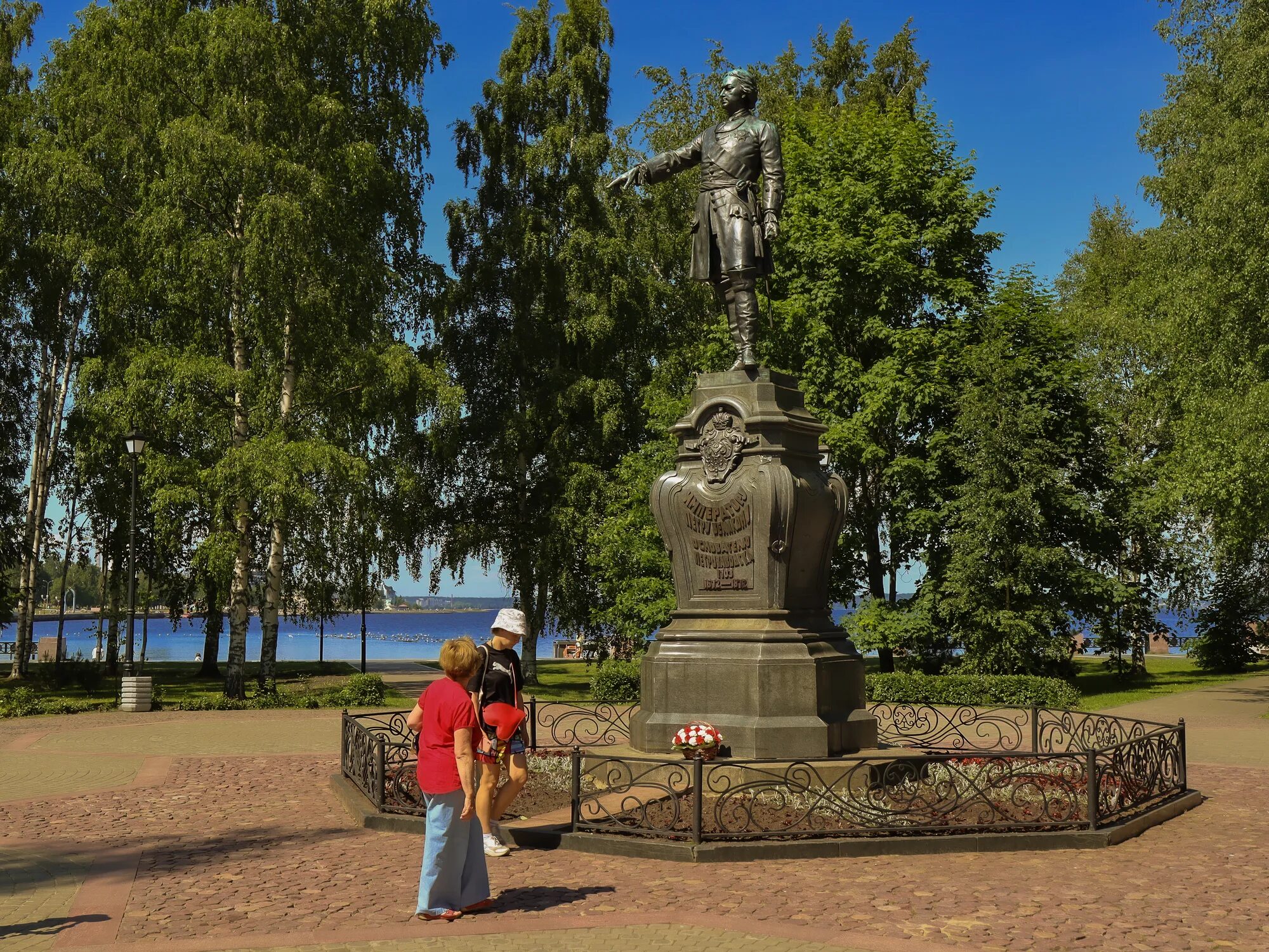 Почему стоит памятник петру 1 в петрозаводске. Памятник Петру 1 в Петрозаводске. Памятник Петру 1 в Балтийске. Памятник Петру 1 в Кузьминках. Памятник Петру 1 в Петрозаводске на набережной.