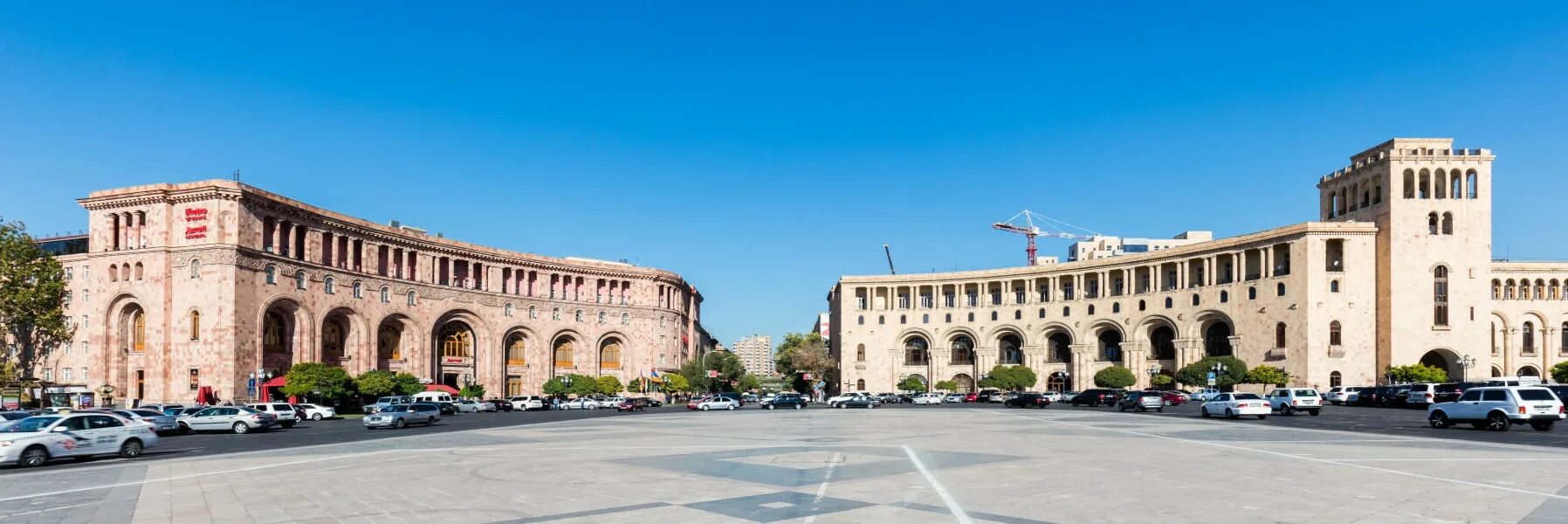 Дог ереван. Площадь Республики Ереван. Площадь Republic Square Ереван. Армения Ереван площадь Республики. Центральная площадь Еревана.