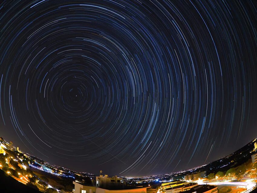 звездное небо с выдержкой. вращение звездного неба вокруг полярной звезды. звездное небо с выдержкой. звездное небо на длинной выдержке. ночное небо на выдержке.