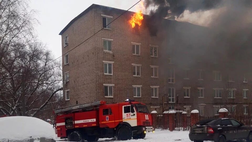 Новости 1 пермь. ТЦ Союз Пермь Закамск пожар. Пожар в Перми в общежитии. Пожар в общежитии РУДН. Горит общежитие.