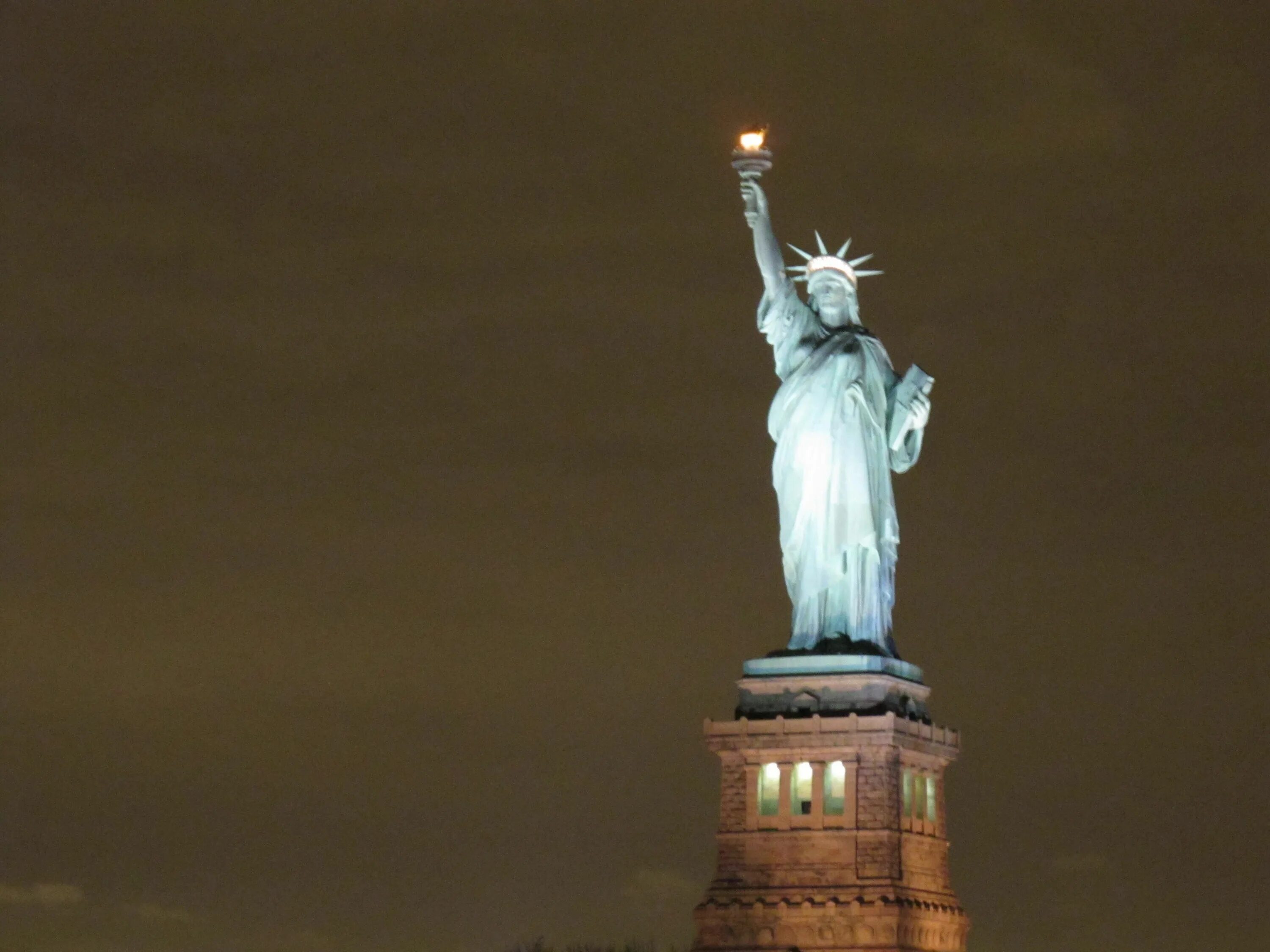 Страна где статуя свободы. Статуя свободы Нью-Йорк Маяк. Статуя свободы во Львове. Гудзон и статуя свободы. Символ Америки статуя свободы.