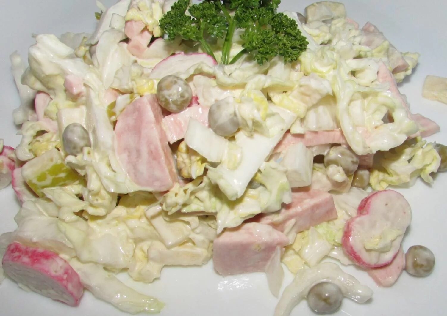 Быстрый рецепт салатов на скорую. Салаты на скорую руку. вкусный салат на скорую руку. быстрый салат на скорую. простые салаты на скорую руку.
